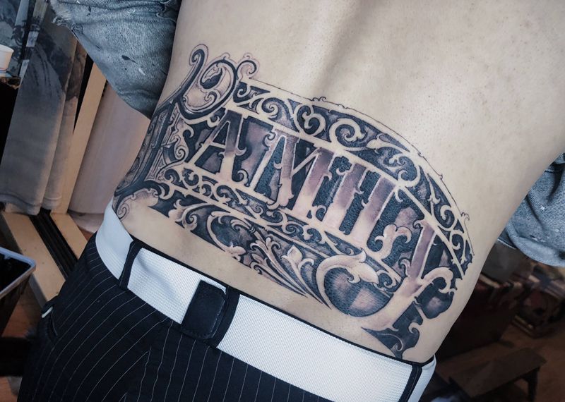 Family纹身图片_腰部花体字欧美写实纹身图案