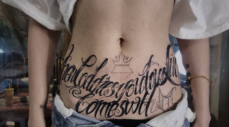 花体 遮盖 未完纹身图片_腹部花体字欧美写实纹身图案