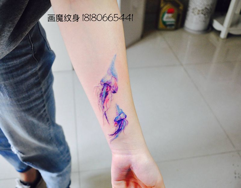 水母纹身图片_手臂水彩纹身图案