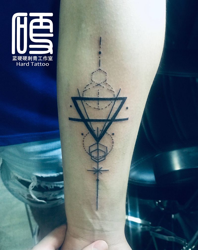 几何图形纹身图片_手臂几何纹身图案
