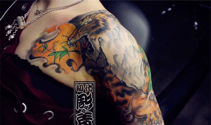 半胛严重烫伤疤痕遮盖纹身图片_手臂胸部新传统虎日式新传统疤痕遮盖纹身图案