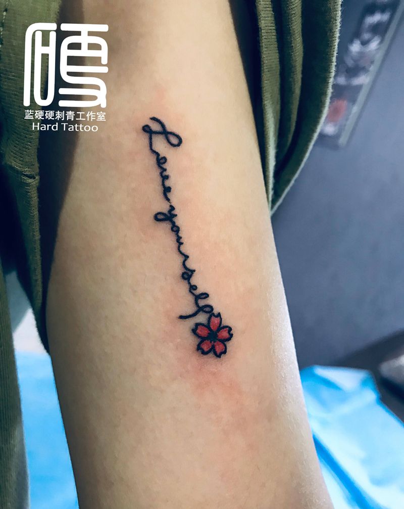 Love  yourself纹身图片_手臂纹身图案