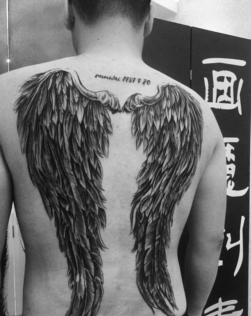 翅膀纹身图片_背部欧美写实纹身图案