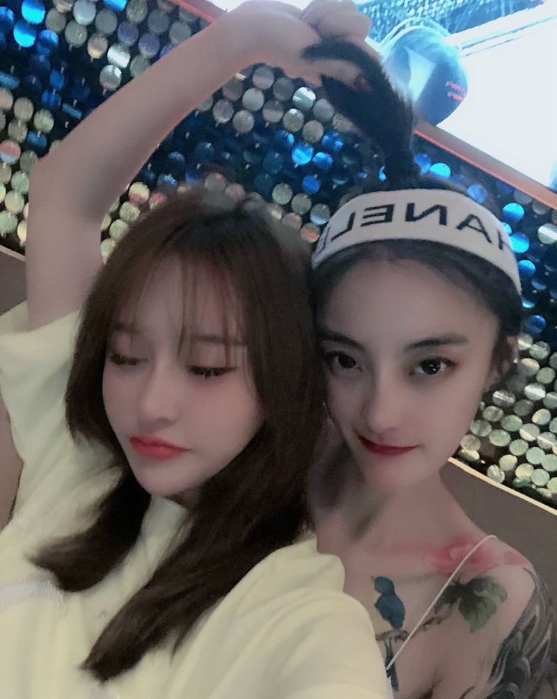 可盐可甜纹身图片_胸部水彩水墨纹身图案