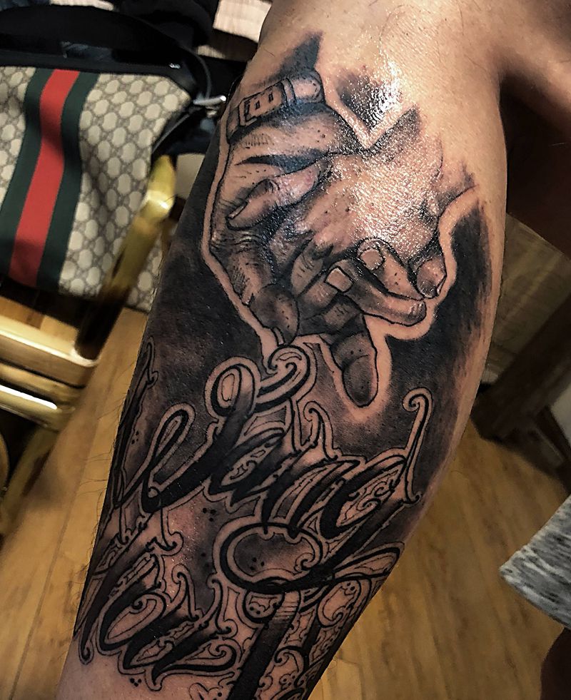 warmhand纹身图片_腿部欧美写实花体字纹身图案