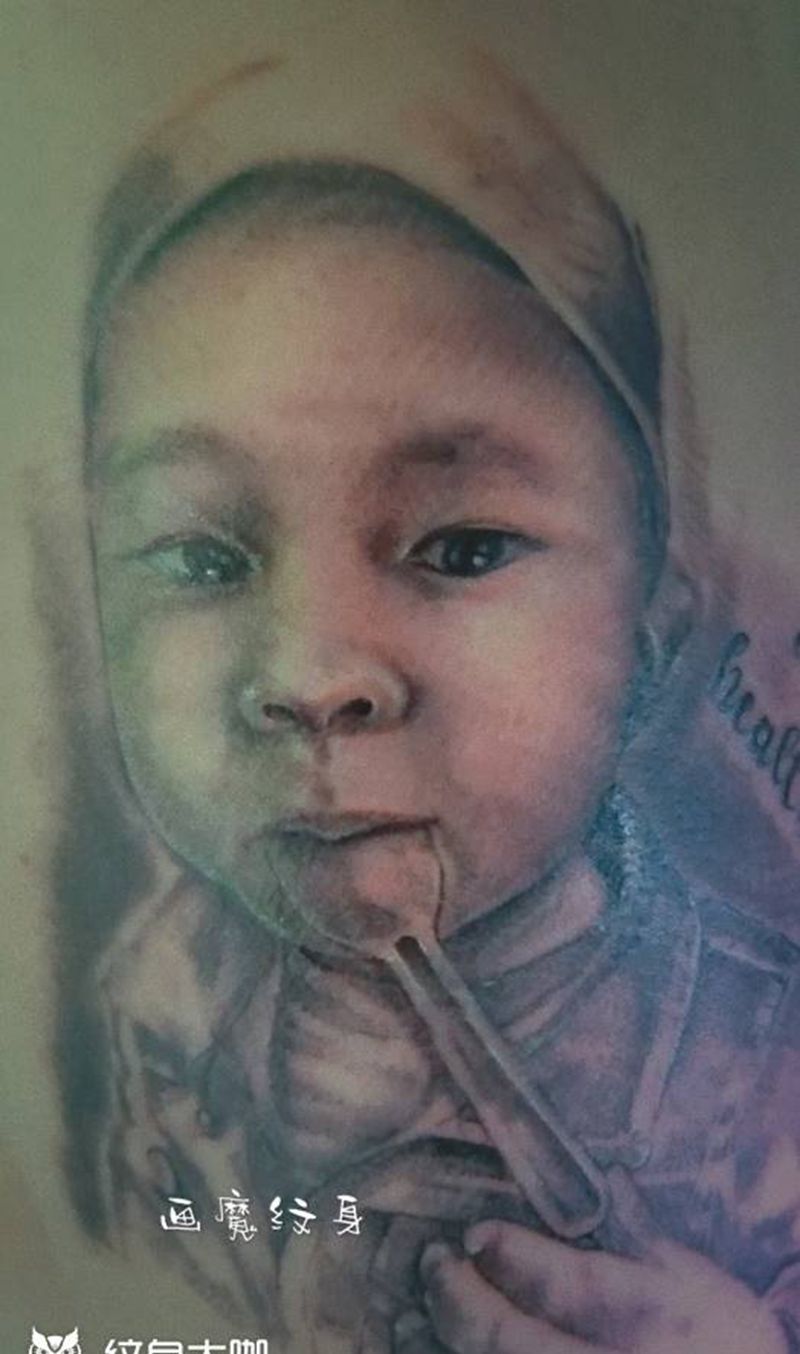 娃娃纹身图片_肩部欧美写实纹身图案