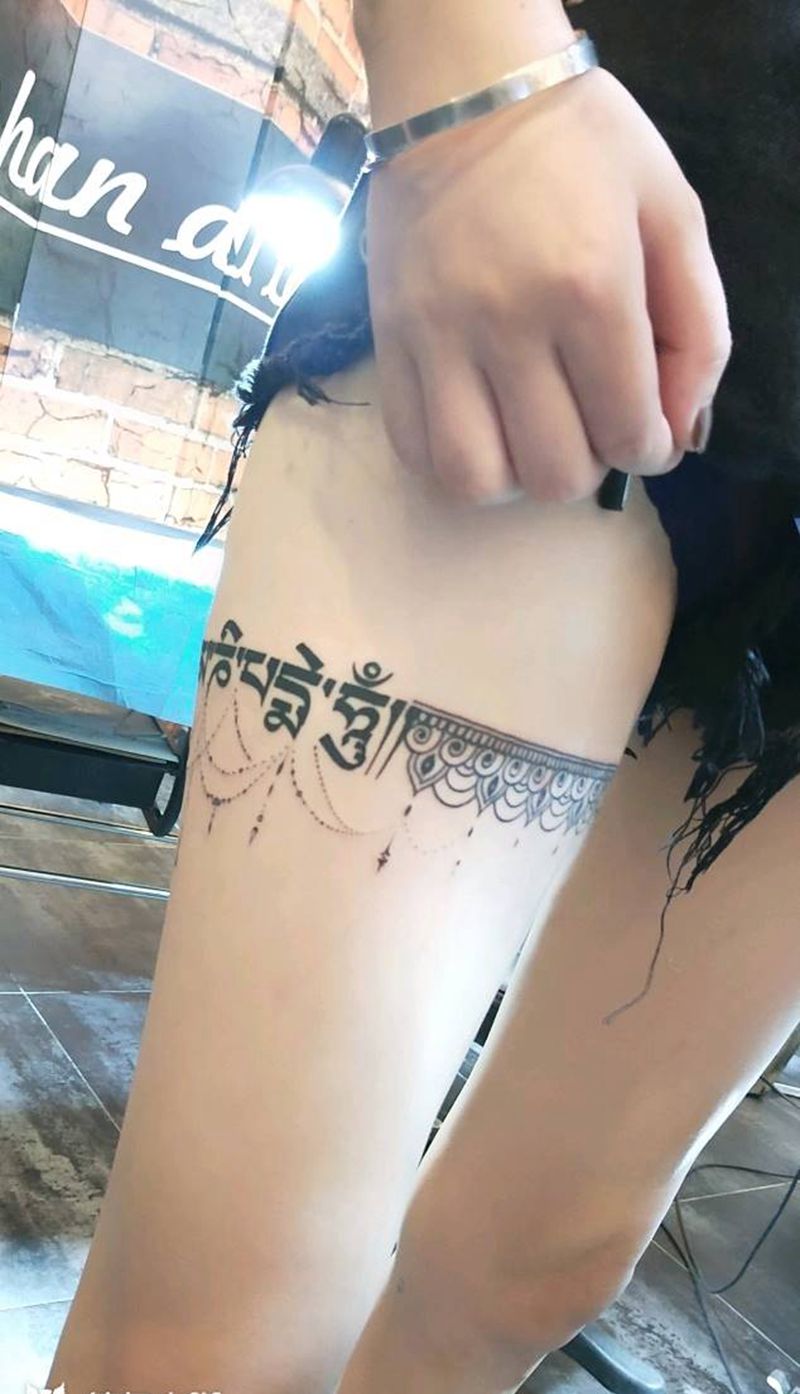 藏文与蕾丝结合的，腿环纹身图片