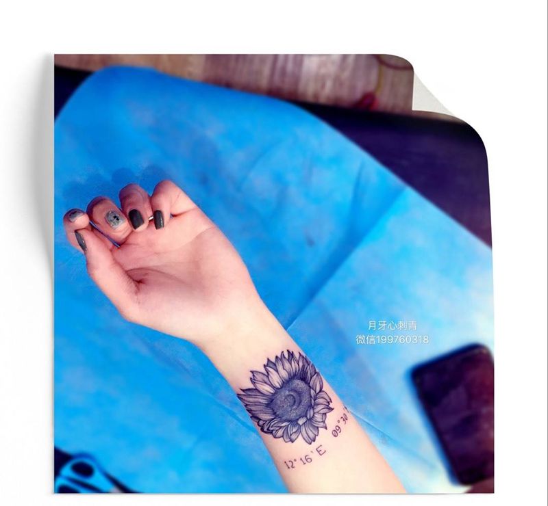 旧纹身遮盖纹身图片_成品手臂手部清新植物花旧遮盖向日葵太阳花纹身图案
