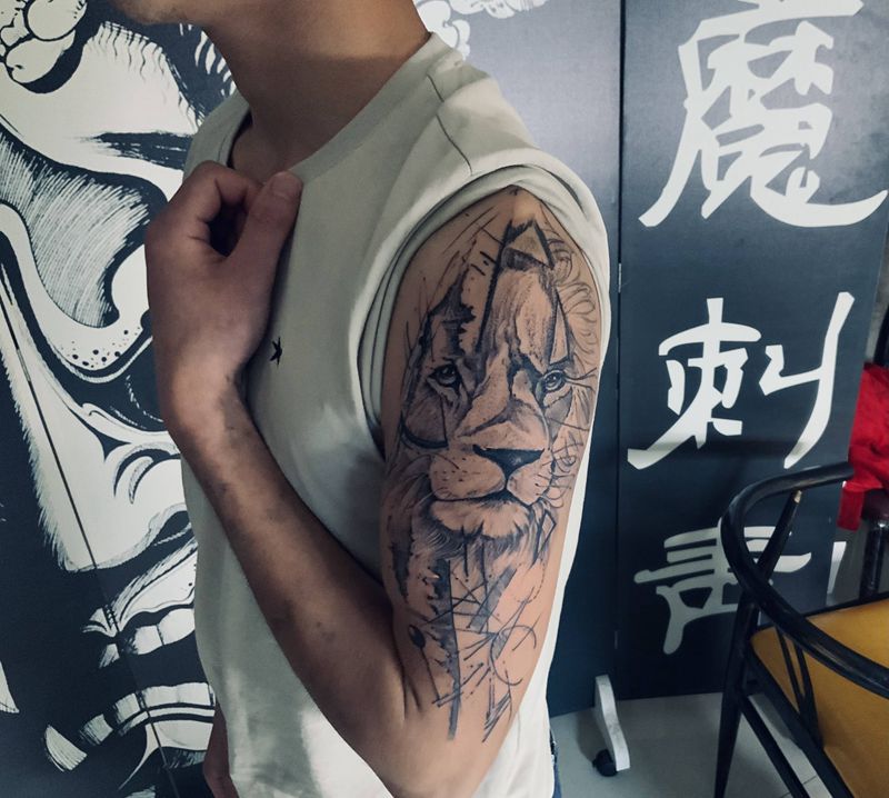 手稿风狮子纹身图片_肩部点刺纹身图案