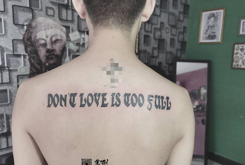 字母纹身图片_背部纹身图案