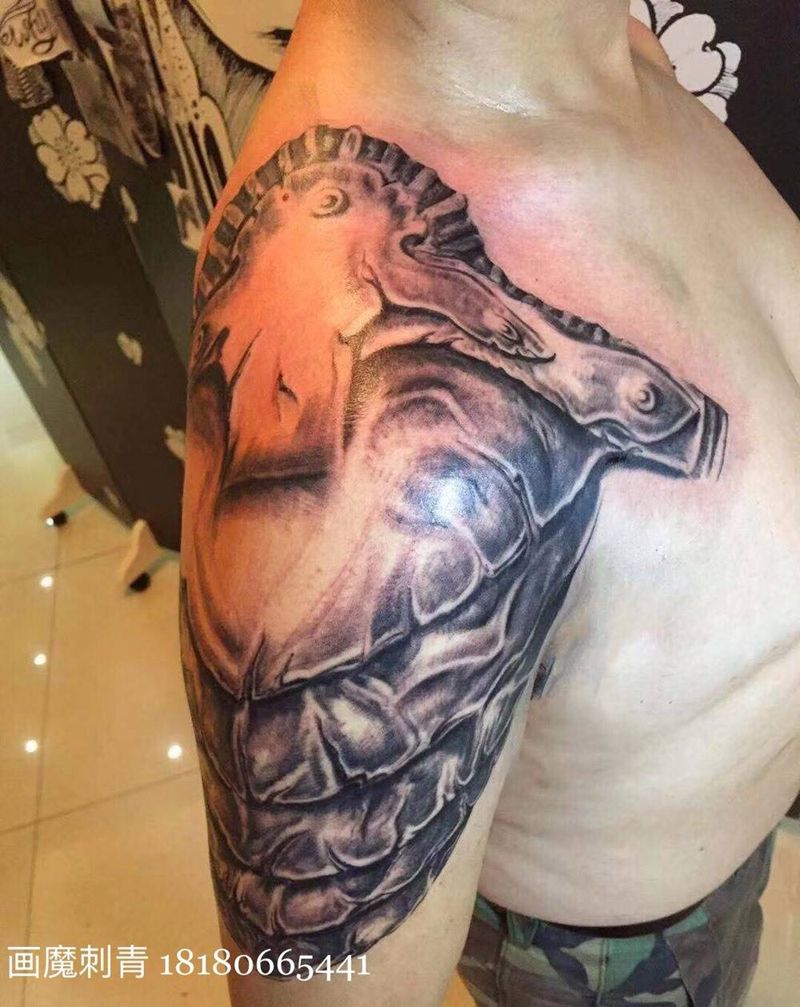 皮革质感盔甲纹身图片_肩部欧美写实纹身图案