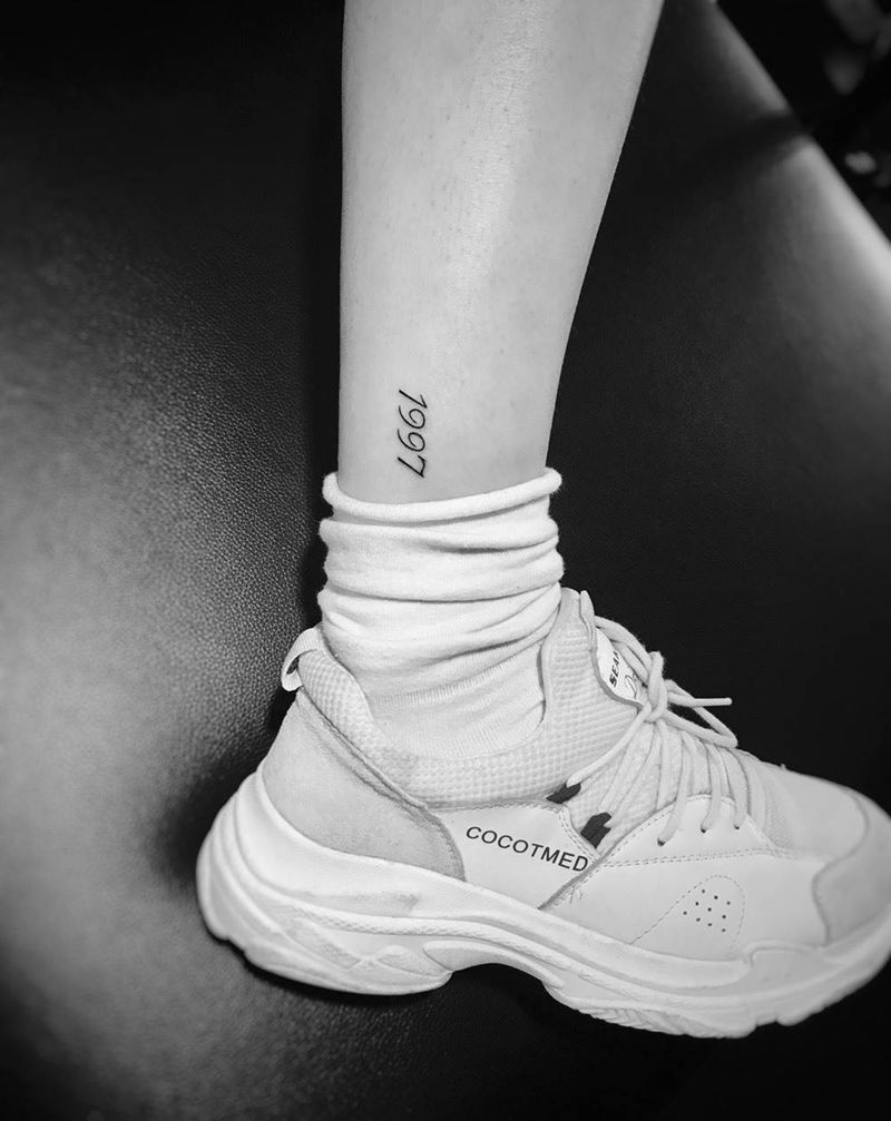 出生年纹身图片_成品腿部纹身图案