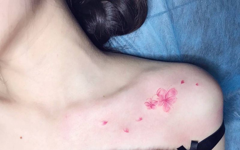 fafa纹身图片_胸部水彩桃花纹身图案