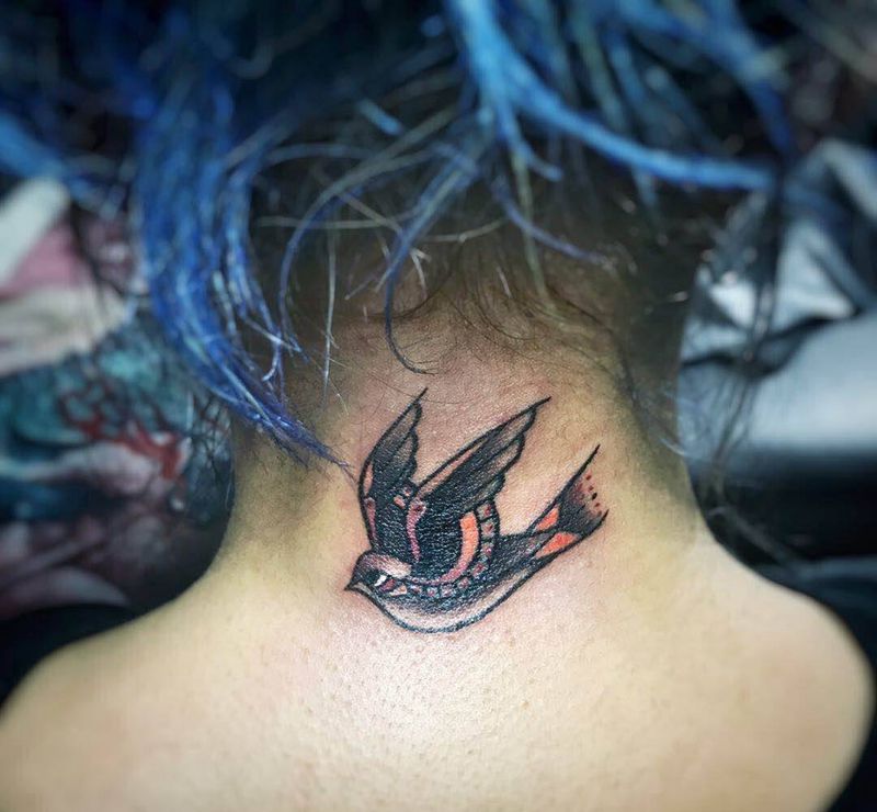 燕纹身图片_成品颈部纹身图案