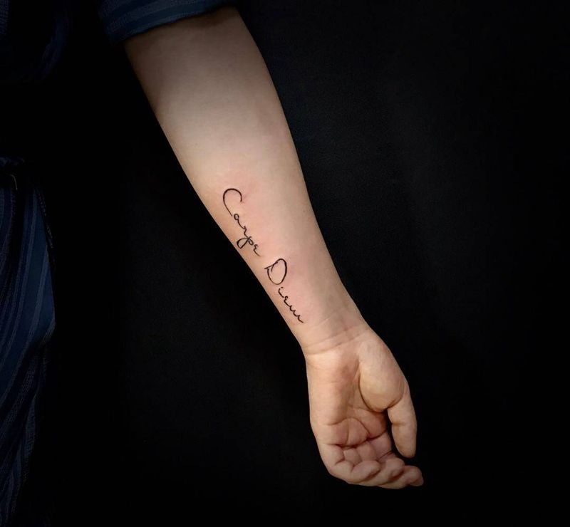 、及时行乐纹身图片_成品手臂欧美清新字符纹身图案