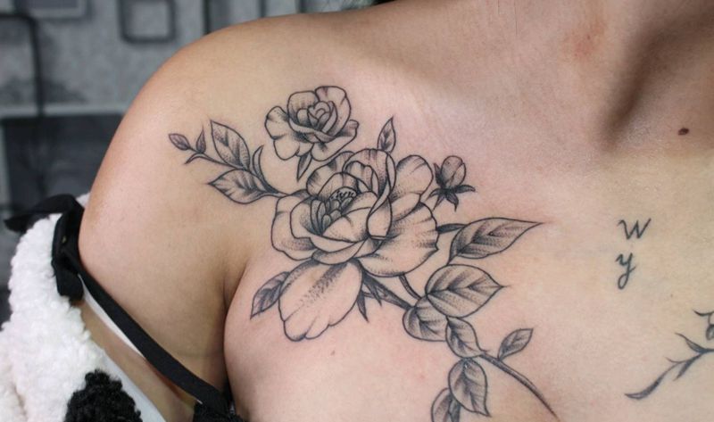 花纹身图片_胸部纹身图案