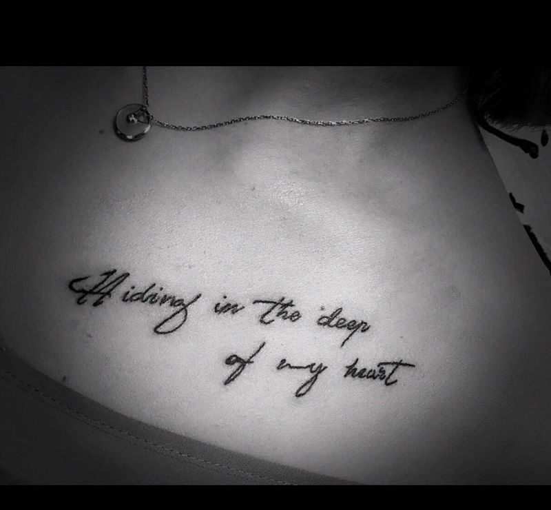 、深埋心底纹身图片_成品胸部清新字符原创纹身图案