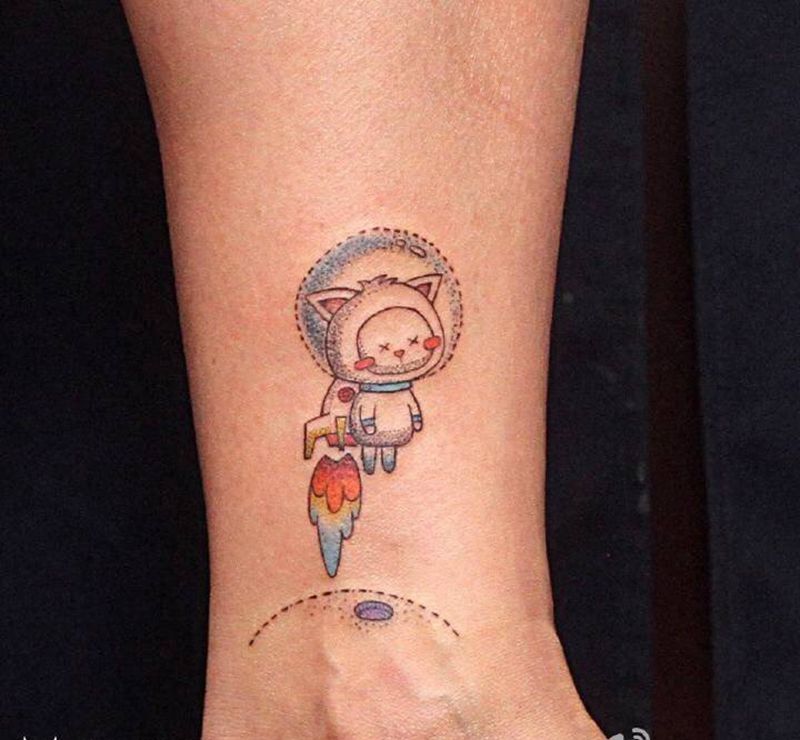 起飞的懵逼猫纹身图片_成品腿部欧美清新几何动物原创西大門纹身图案