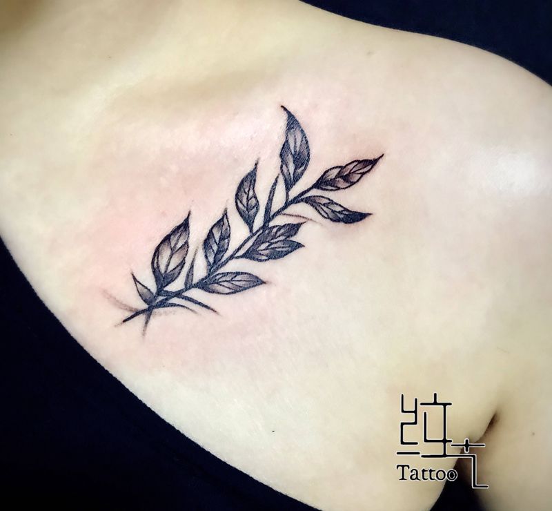 原创小叶子纹身图片_成品胸部传统清新植物原创手稿纹身图案