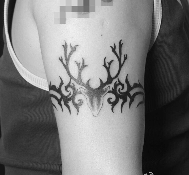 鹿图腾纹身图片_成品手臂欧美动物图腾西大門纹身图案