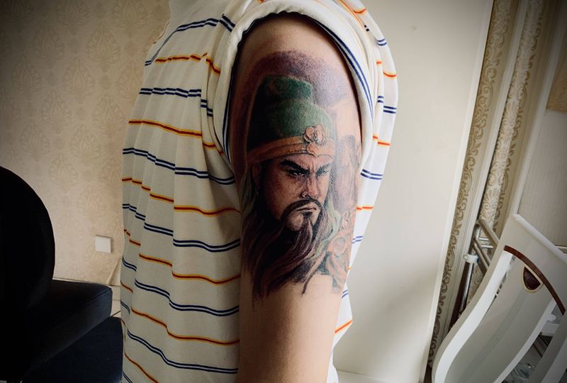 叠彩写实关羽纹身图片_肩部New School欧美写实纹身图案