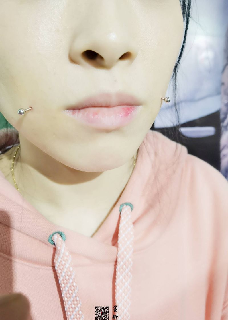 酒窝钉纹身图片_颈部纹身图案