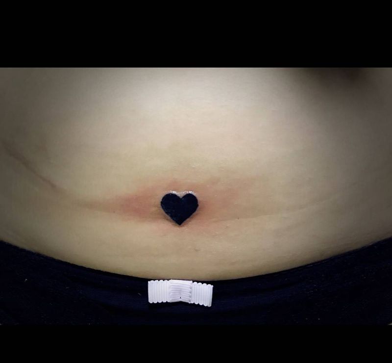 黑色小❤️纹身图片_腹部清新字符纹身图案