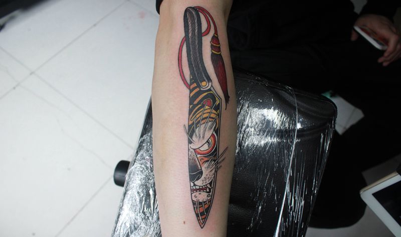 匕首纹身图片_手臂纹身图案