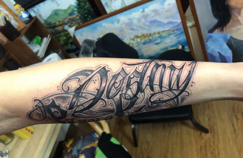 遮盖纹身图片_手臂手部花体字纹身图案