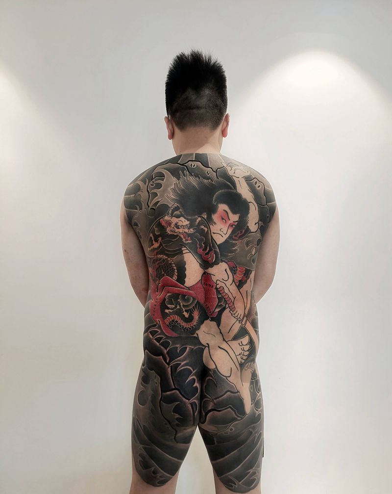 张顺纹身图片_背部老传统纹身图案