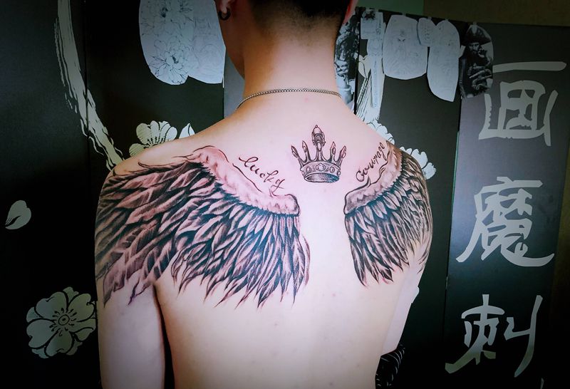 翅膀皇冠纹身图片_背部欧美写实纹身图案