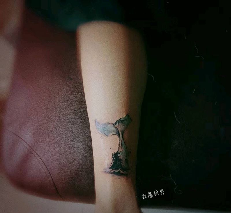 尾巴纹身图片_脚部水墨纹身图案