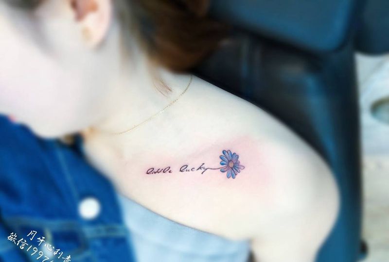 英文兰花纹身图片_成品胸部肩部清新字符植物兰花花英文纹身图案