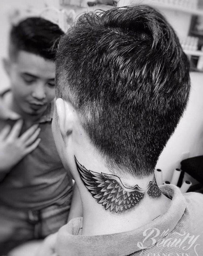 翅膀纹身图片_成品颈部纹身图案