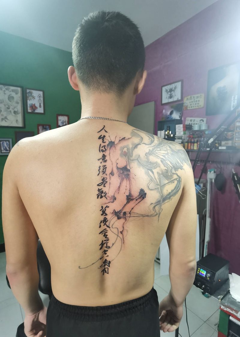 字体纹身图片_背部纹身图案