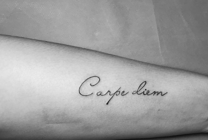 字体纹身图片_手臂花体字字体西大門纹身图案