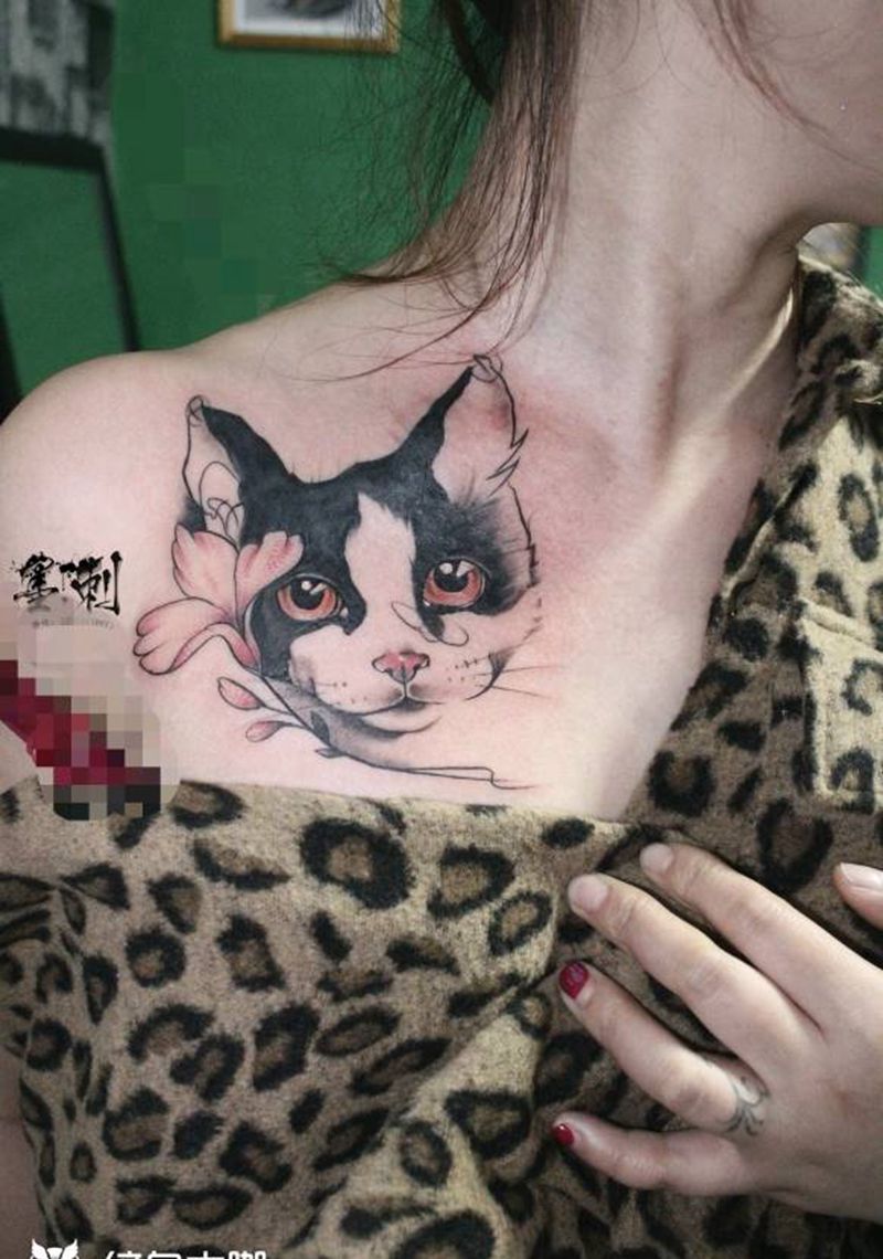 猫纹身图片_胸部几何欧美写实纹身图案