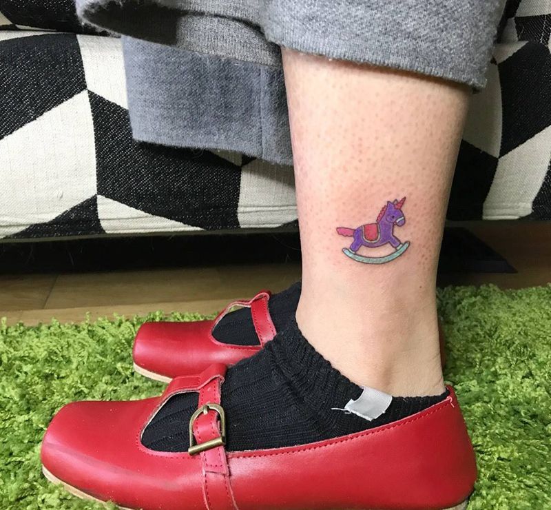 独角兽小木马纹身图片_成品腿部欧美清新动物原创西大門纹身图案