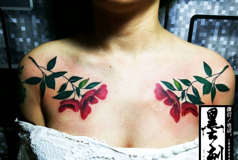 花纹身图片_胸部植物纹身图案