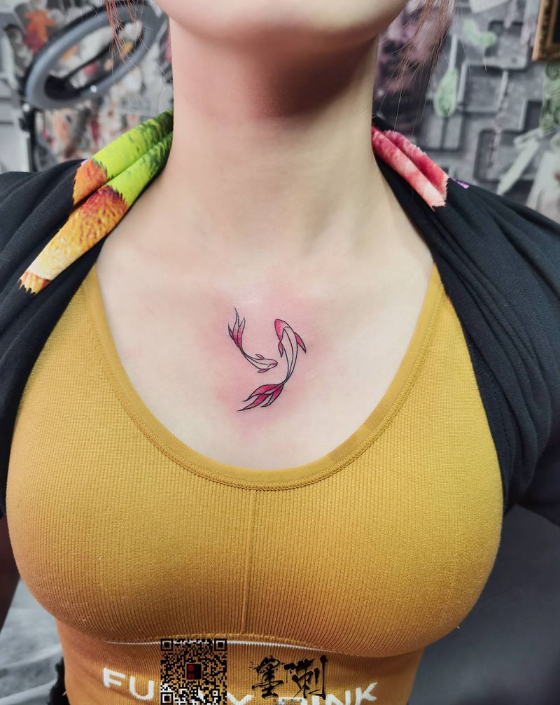 小鱼纹身图片_胸部纹身图案