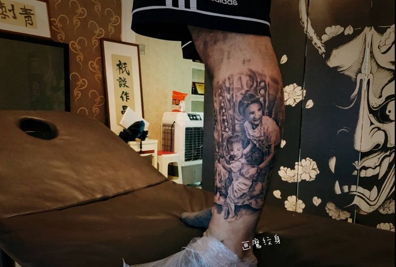 老婆女儿纹身图片_腿部欧美写实纹身图案