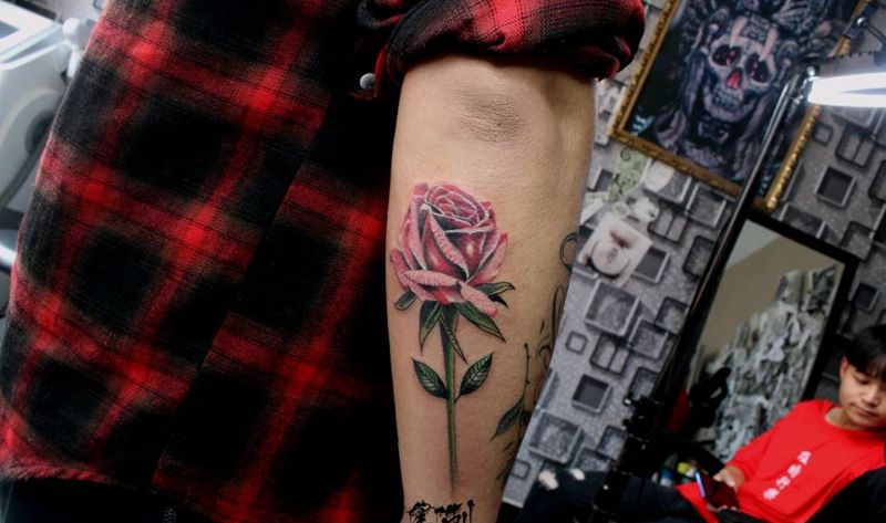 玫瑰花纹身图片_手部手臂纹身图案