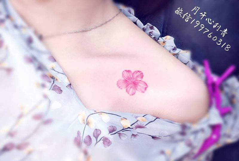 樱花纹身图片_成品肩部胸部清新植物樱花花锁骨纹身图案