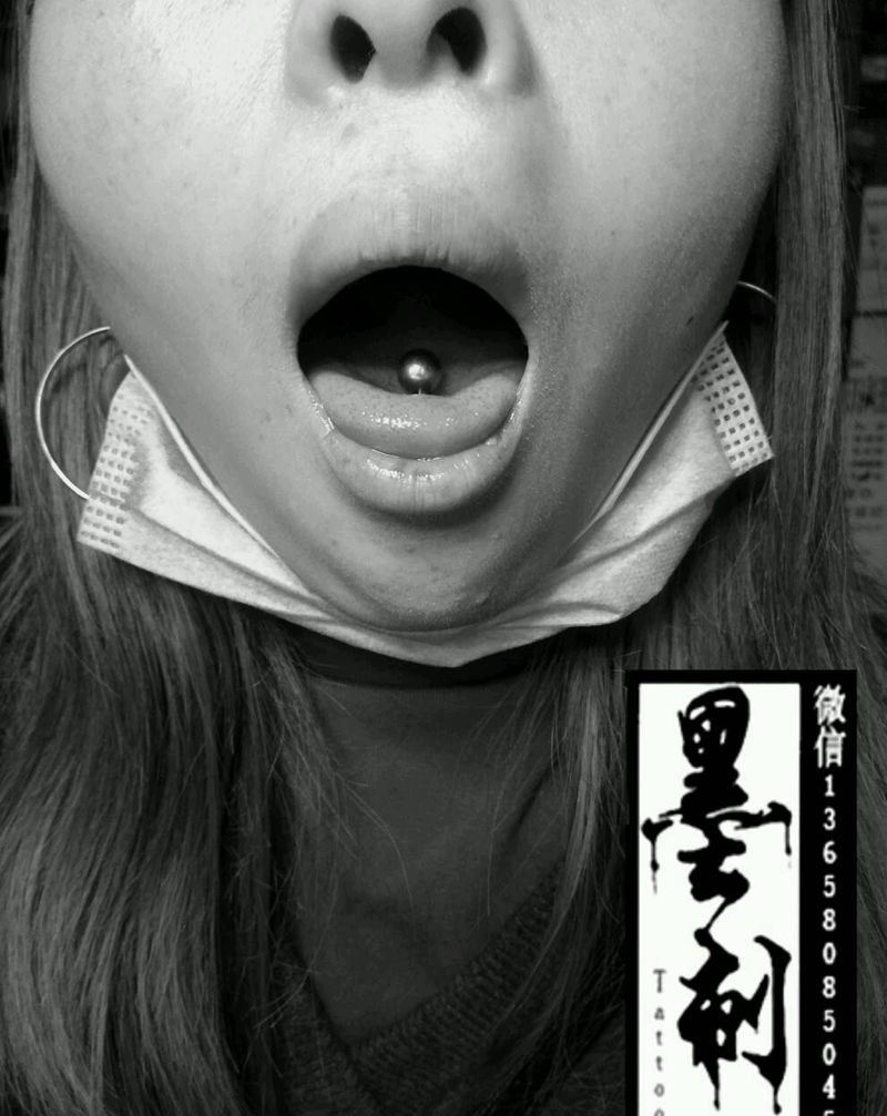 舌钉纹身图片