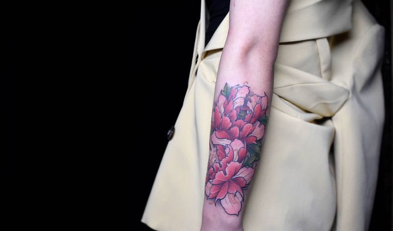 牡丹纹身图片_手臂新传统水彩纹身图案