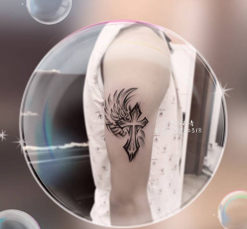 十字架纹身图片_成品手臂欧美清新静物宗教十字架翅膀纹身图案