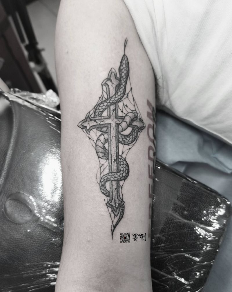 蛇纹身图片_手部纹身图案