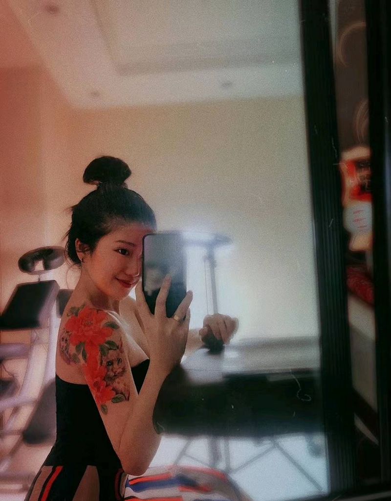 花开富贵，搭配她的两只猫纹身图片_肩部新传统纹身图案