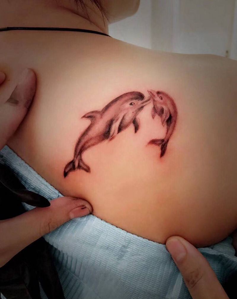 海豚母子纹身图片_背部欧美写实纹身图案