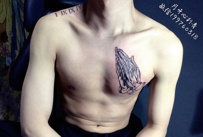 祈祷之手纹身图片_成品胸部写实欧美人物手祈祷祝福纹身图案